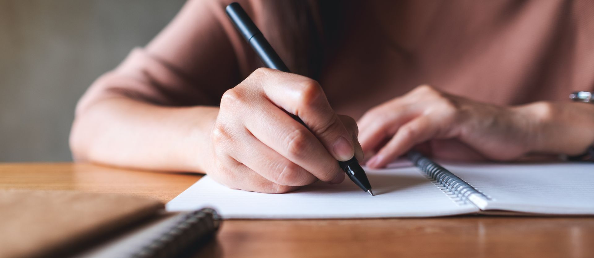 Écriture sur un cahier à spirales