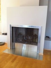 Chromstahlplatte vor Cheminée - Bobst Bodenbeläge