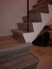 Vinyl auf Treppe mit Treppenkantenprofilen - Bobst Bodenbeläge