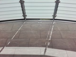 Feinsteinzeugplatten auf Balkon mit Ablauf - Bobst Bodenbeläge