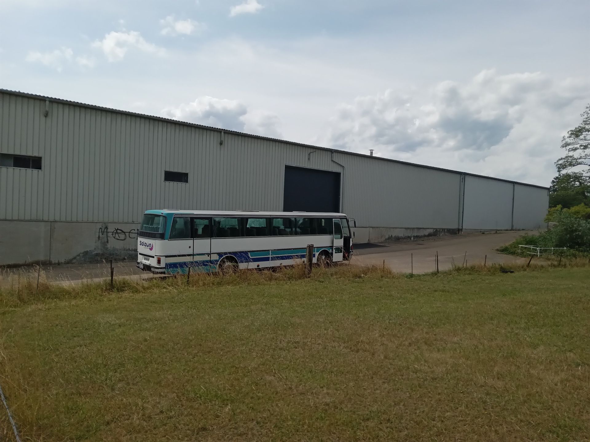 Hangar et bus