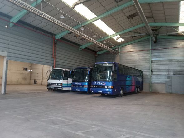 3 Bus dans un hangar