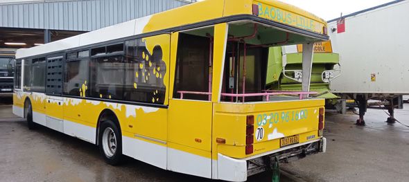 Autocar jaune originaire de Lille