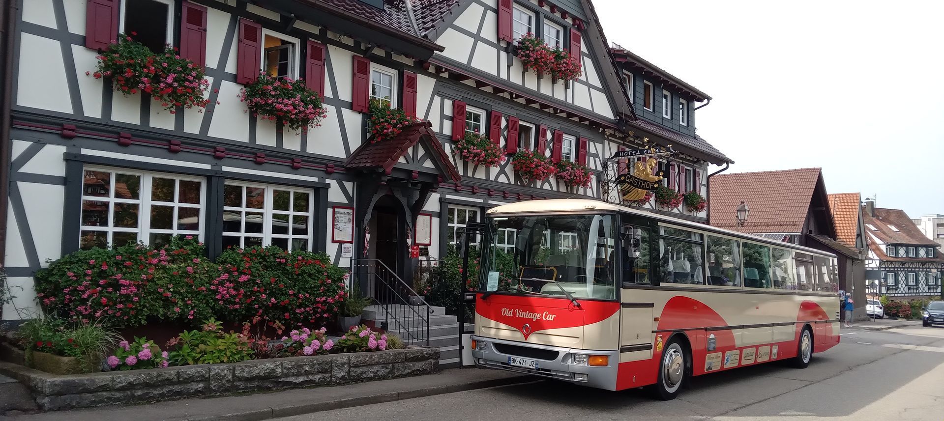 Bus stationné dans une rue