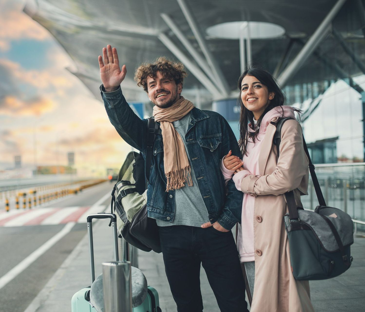Deux jeunes personnes sortis de l'avion hélant un taxi