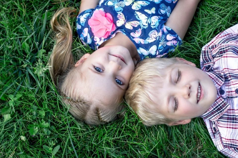 Kinder liegen auf einer Wiese