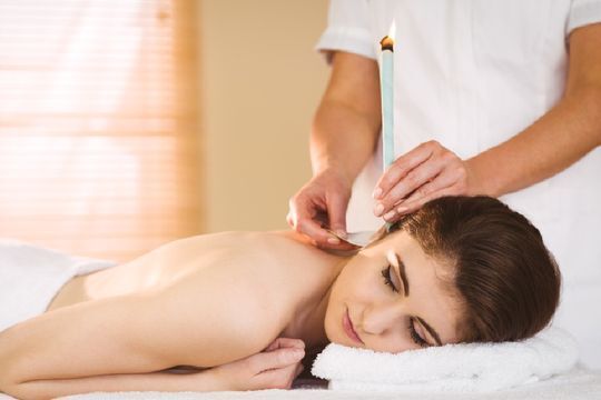 Frau erhält auf einer Massageliege eine Behandlung