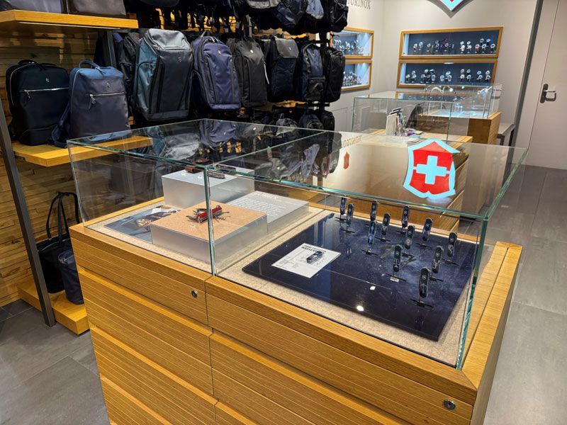 Eine Vitrine mit einem Schweizer Armee-Logo in einem Geschäft.