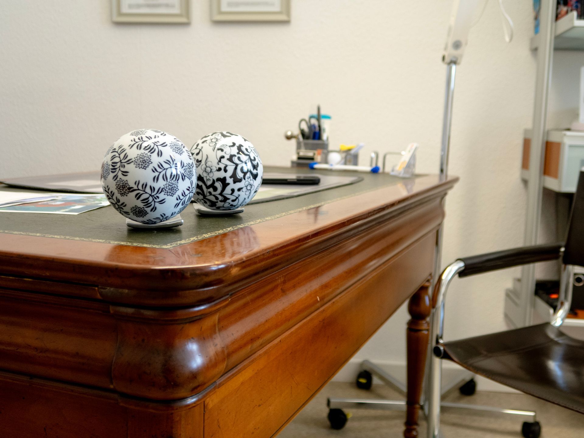 Schreibtischoberfläche mit Laptop und Notizblöcken