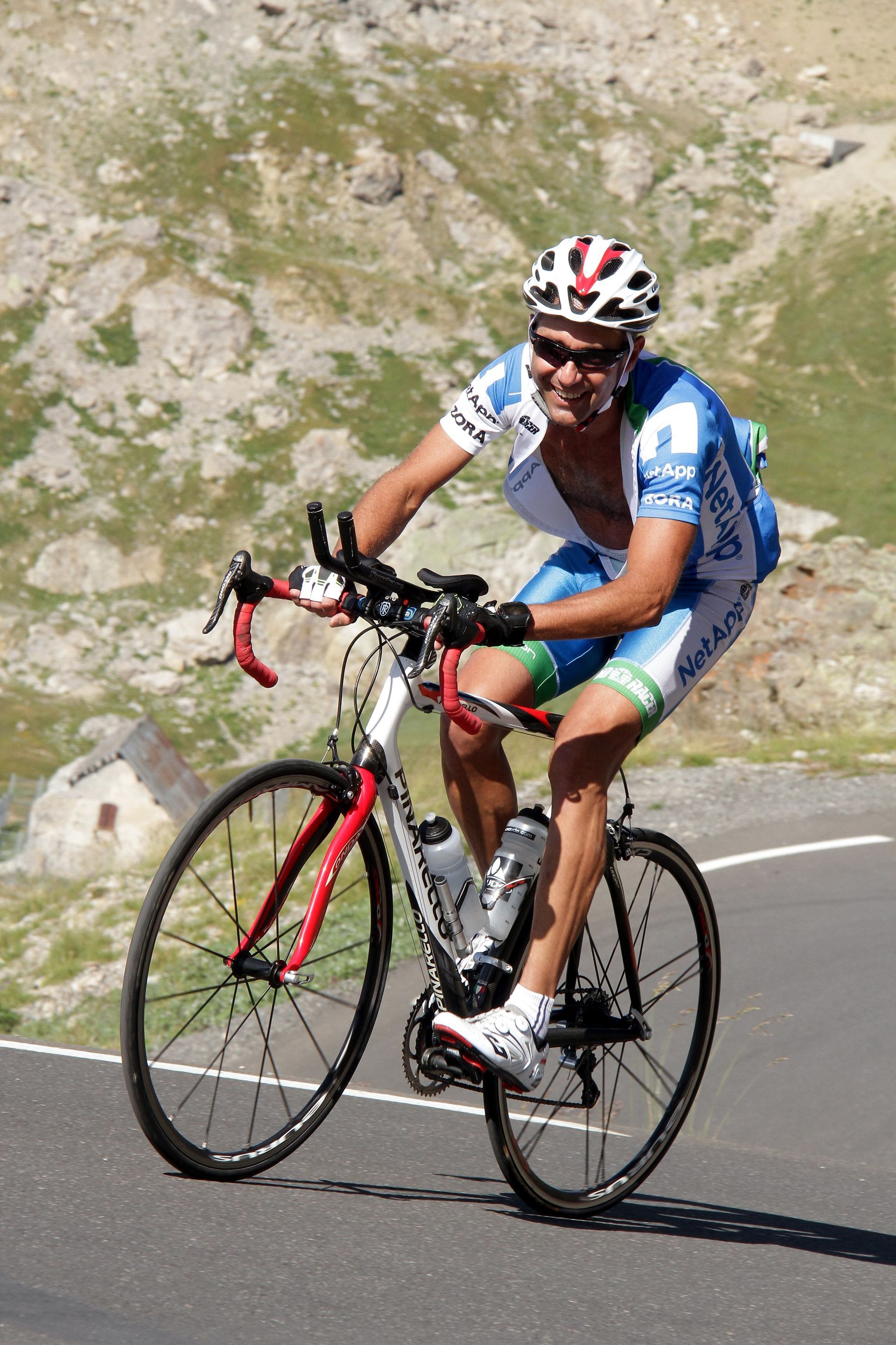 Mann in Fahrradkleidung mit Rennrad