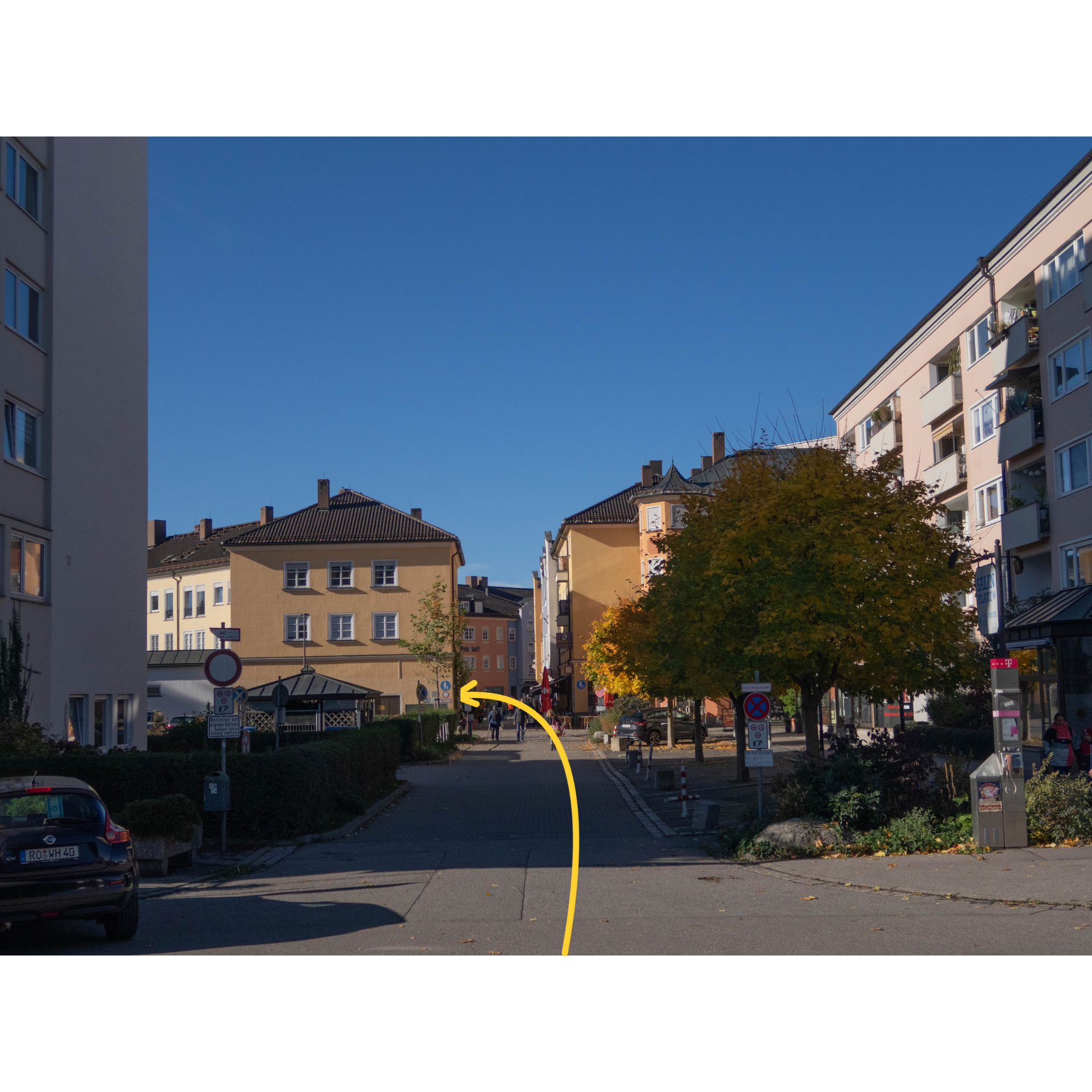 Eine Straße mit einer gelben Linie, die nach rechts zeigt