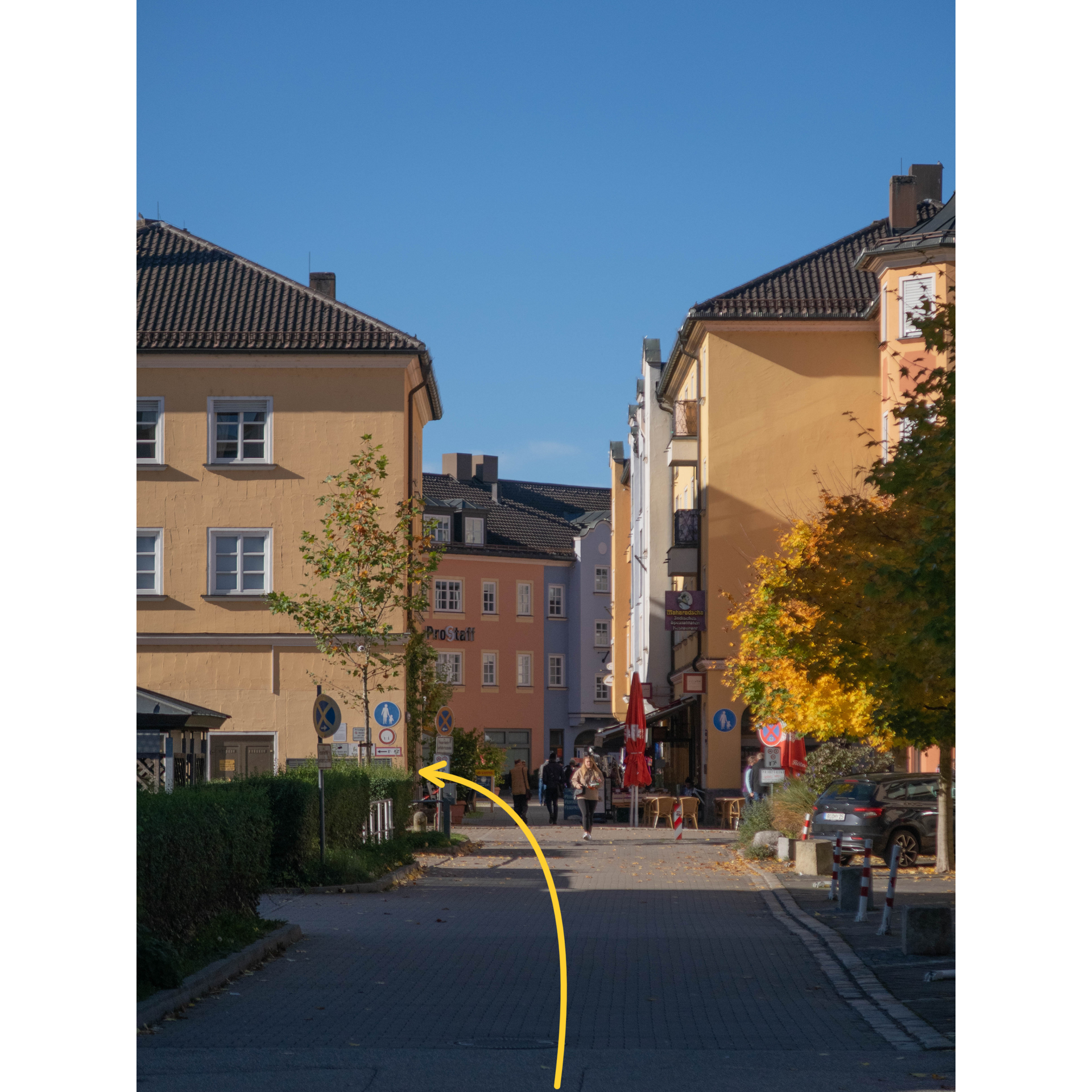 Eine Straße mit einem gelben Pfeil nach rechts