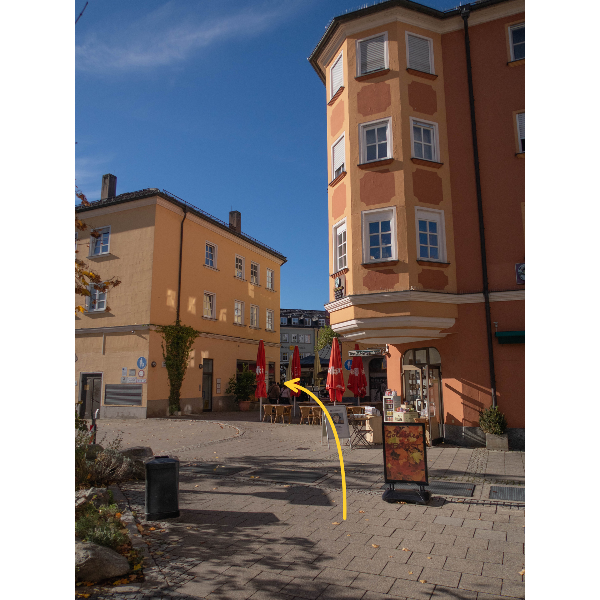 Ein Gebäude mit einem gelben Pfeil nach rechts