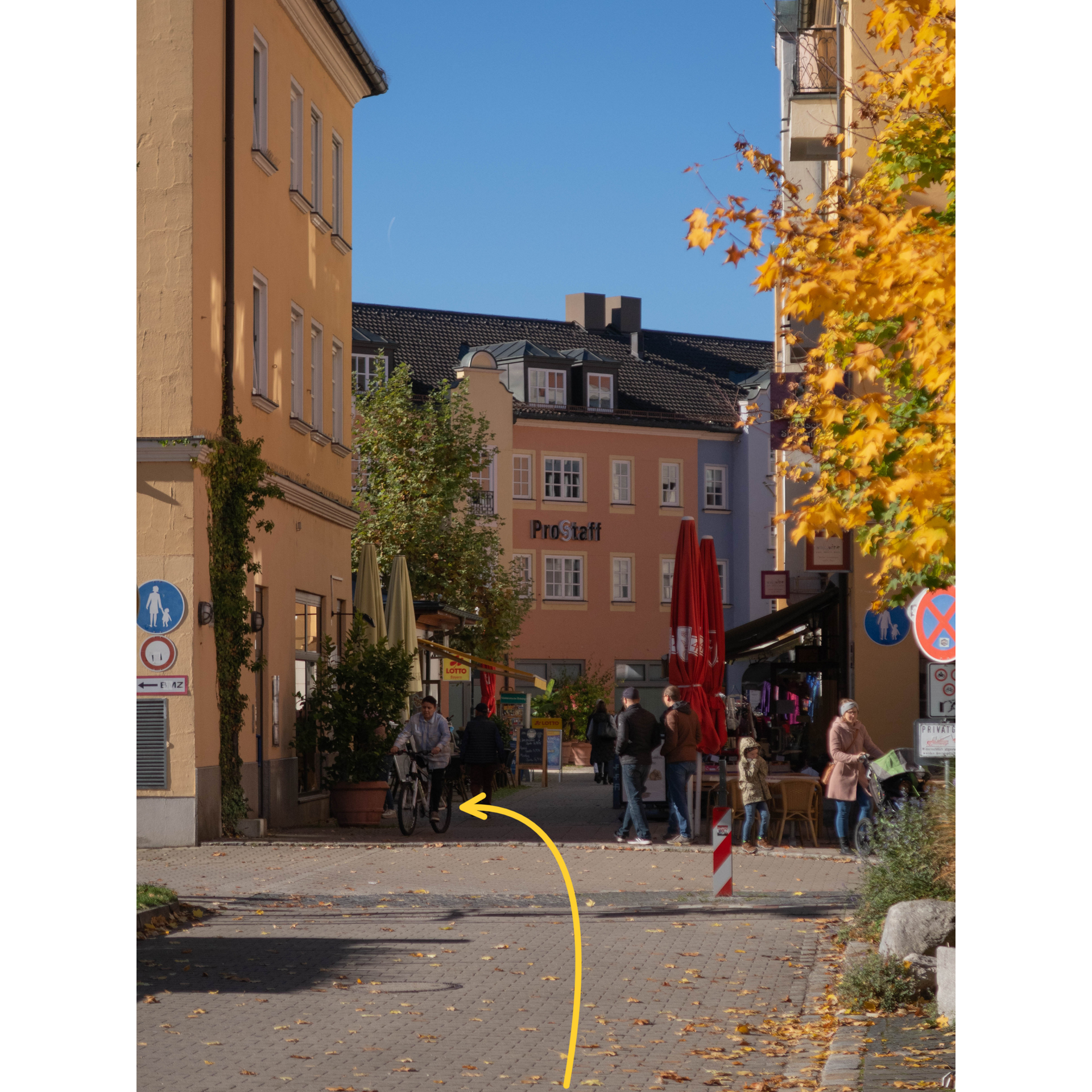 Ein gelber Pfeil zeigt auf ein Gebäude, auf dem das Wort „Haustier“ steht