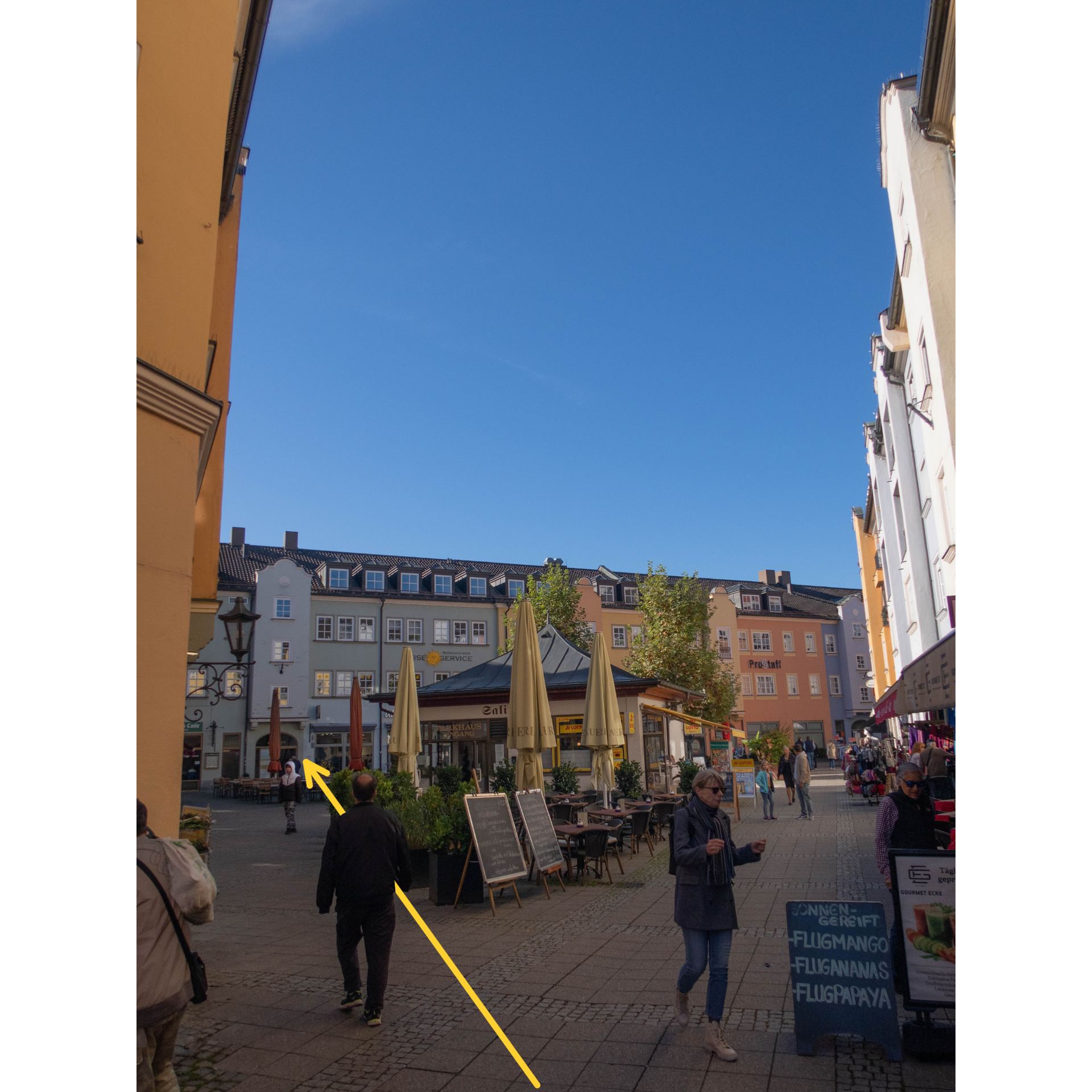 Ein gelber Pfeil weist den Weg zu einem Restaurant