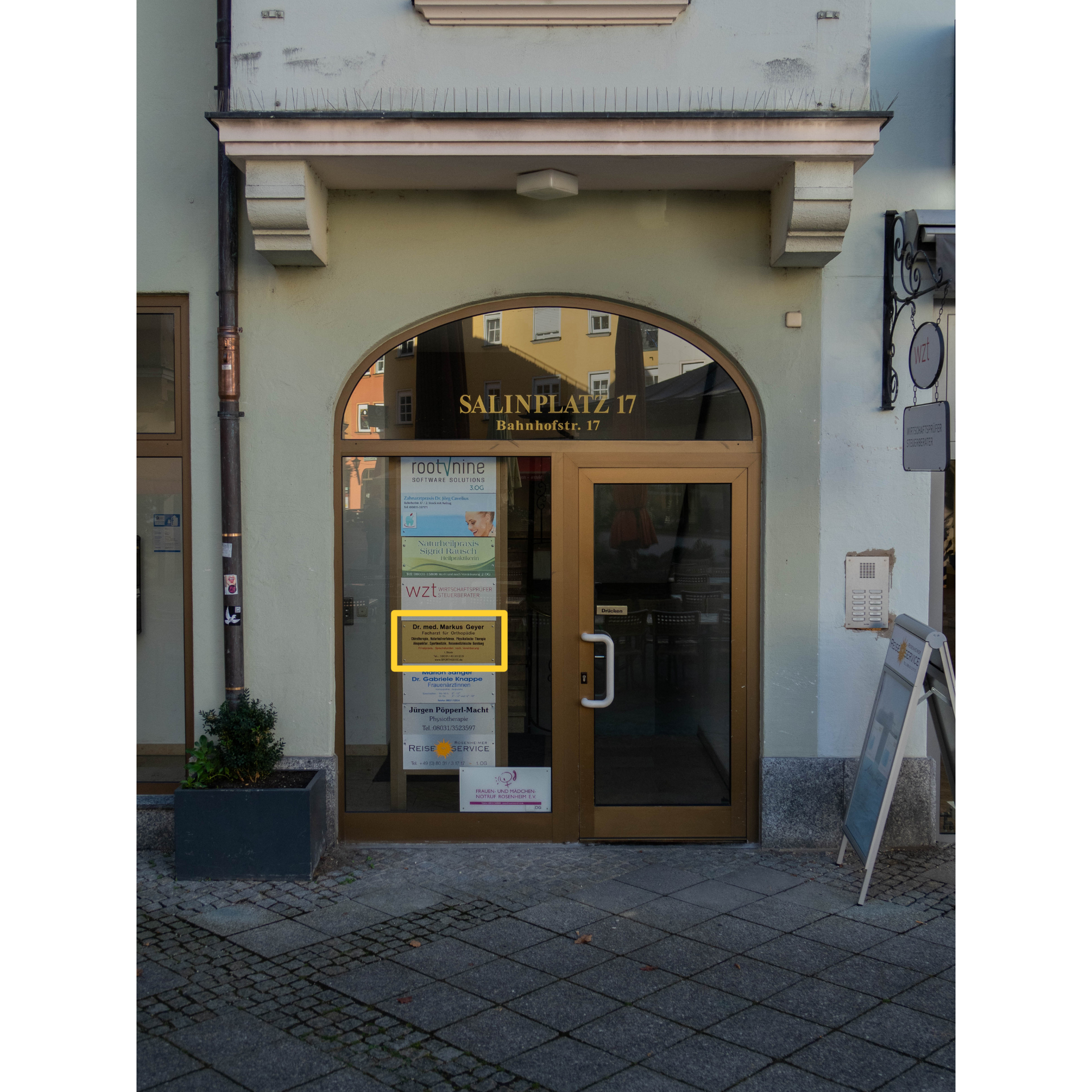 Die Eingangstür eines Gebäudes mit der Aufschrift „Salon Plaza“