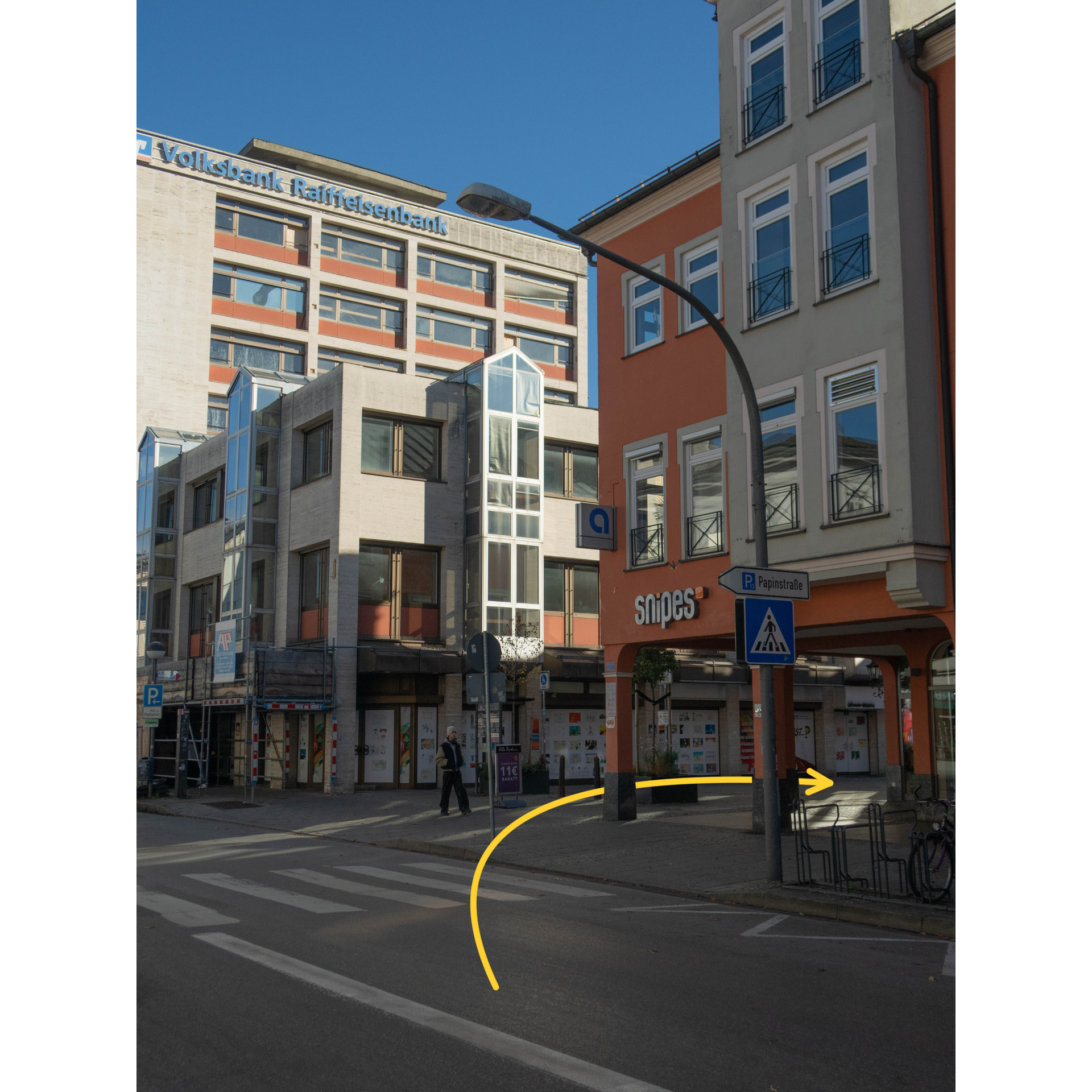 Eine Straße mit einer gelben Linie, die auf ein Schild mit der Aufschrift „Sway“ zeigt