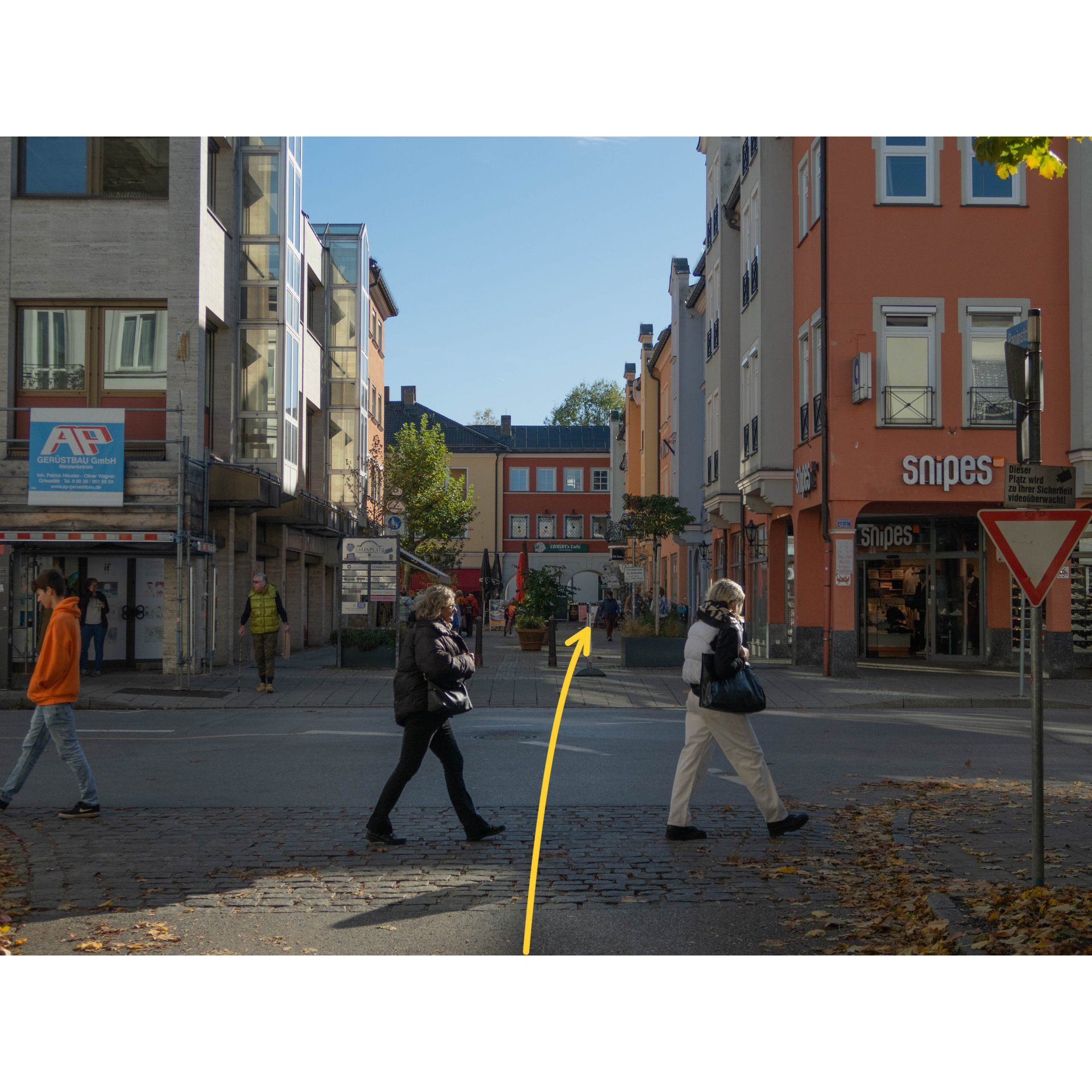 Ein gelber Pfeil weist den Weg zu einem Laden namens Snipes