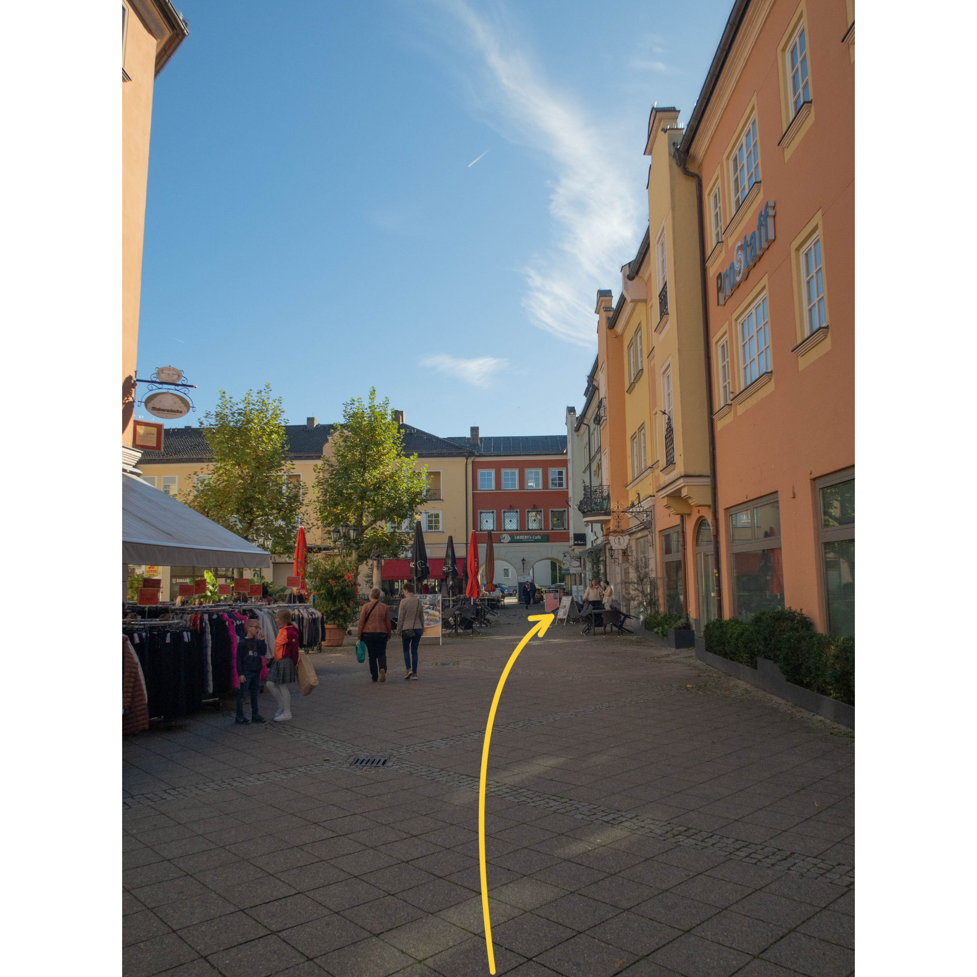 Ein gelber Pfeil nach rechts zeigt, wohin man gehen muss