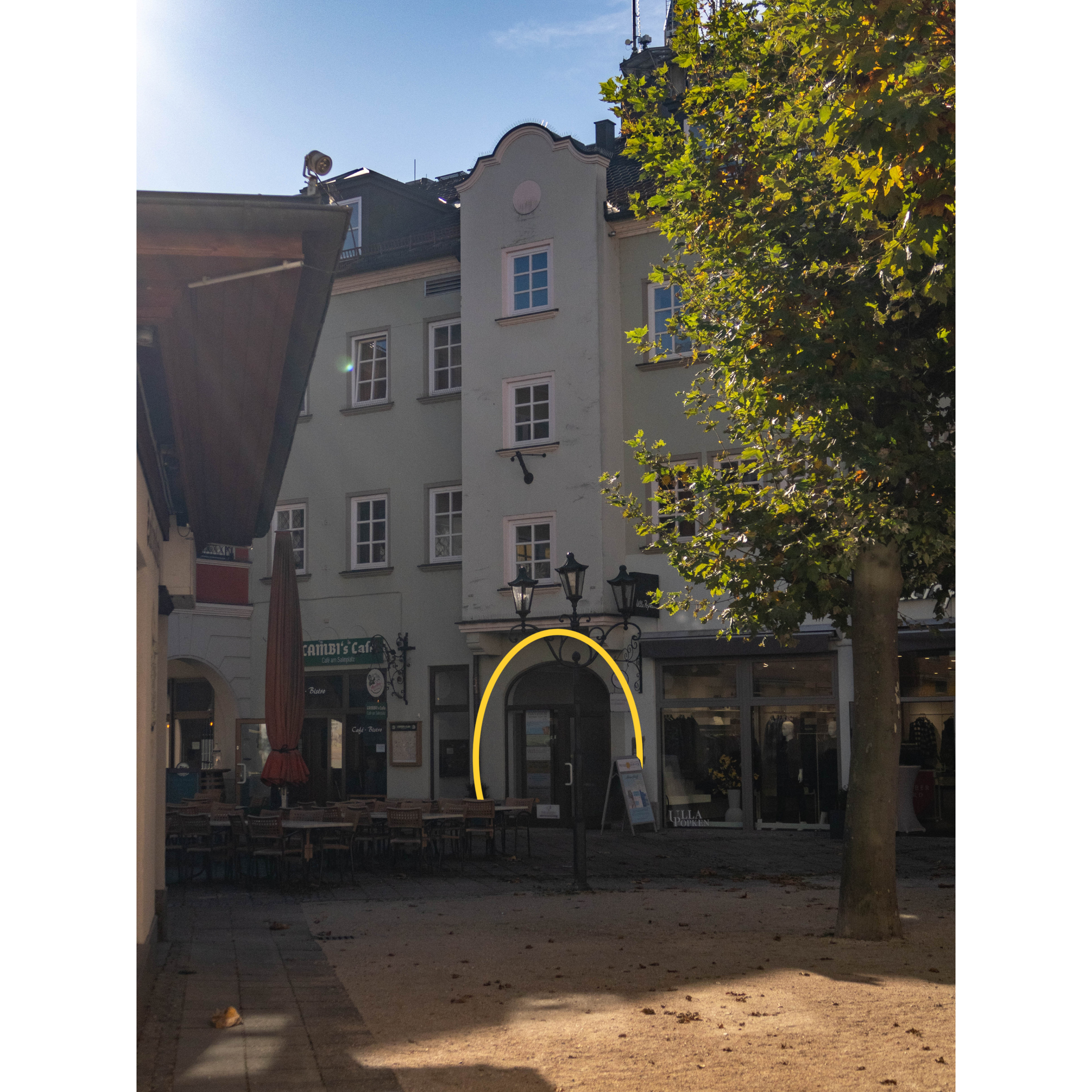 Ein weißes Gebäude mit einem gelben Kreis darum