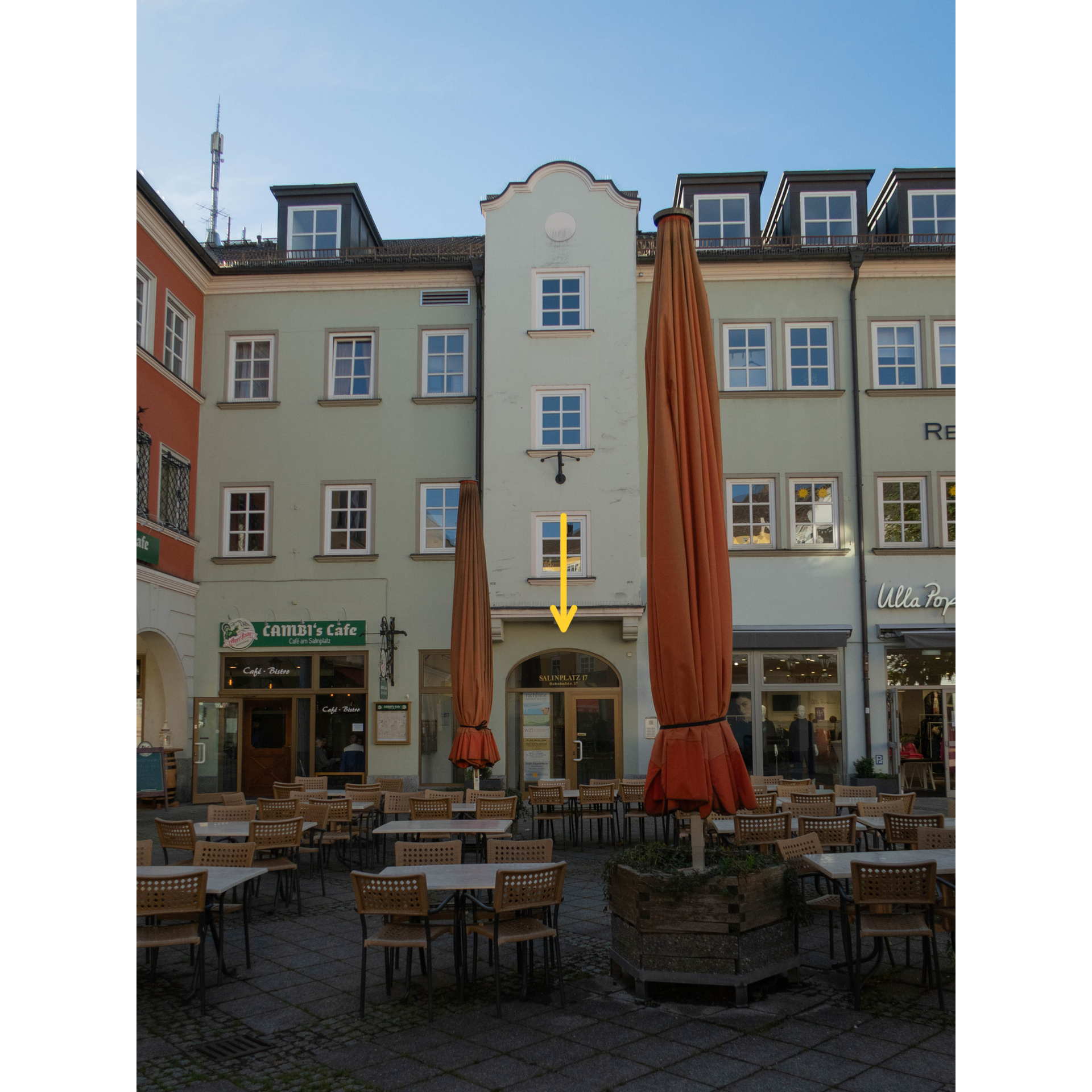 Ein Gebäude mit einem gelben Pfeil auf der Spitze