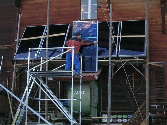 Fassadenkollektoren zur Wassererwärmung und Heizungsunterstützung