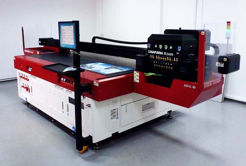 Una gran máquina roja y blanca está en una habitación.