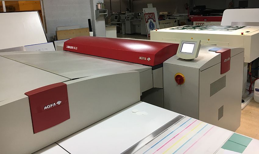 Una máquina de impresión está colocada encima de una mesa en una fábrica.