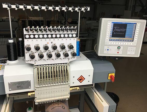 Una máquina está colocada encima de una mesa en una habitación.