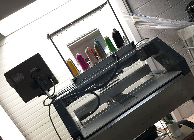 Una máquina con muchos carretes de hilo