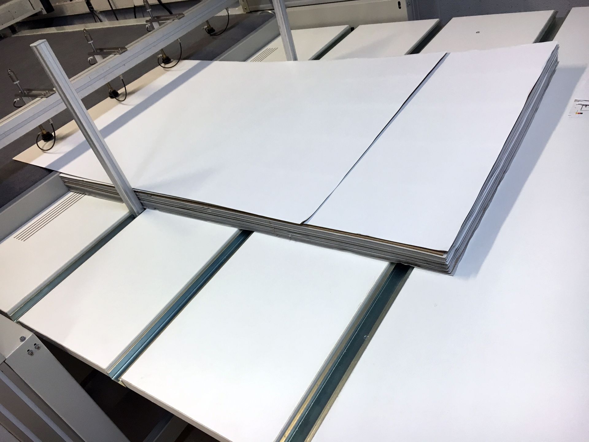 Un trozo de cartón está encima de una mesa.