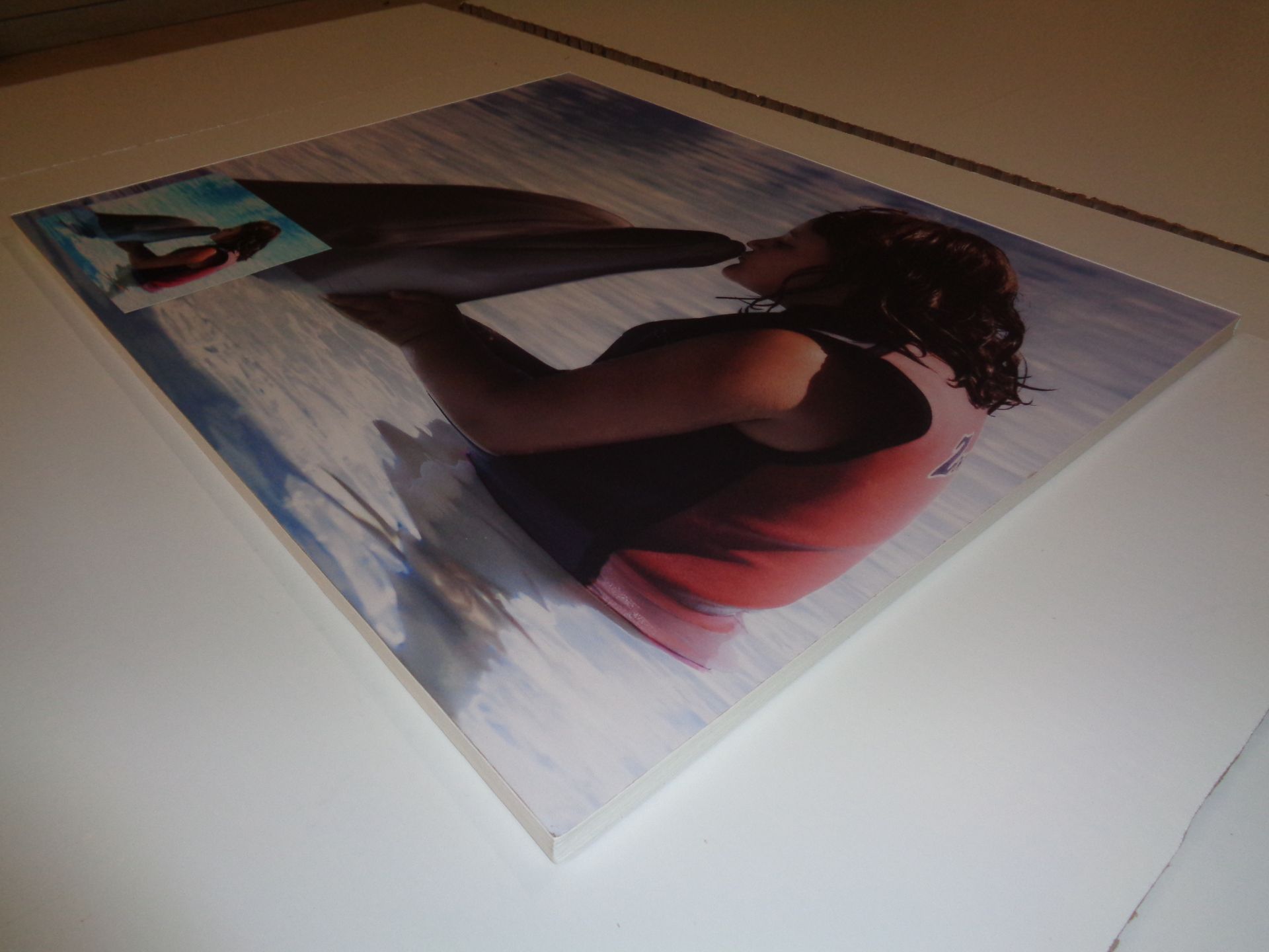 Una pintura de una mujer tumbada en una playa.