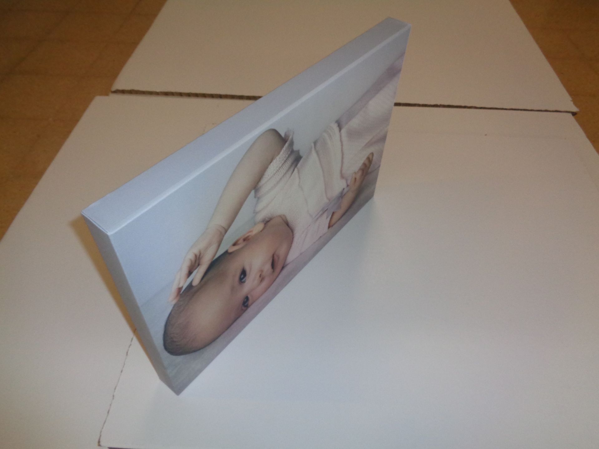 Lienzo con imagen de un bebé.
