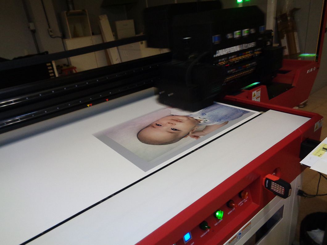 Se está imprimiendo una foto de un bebé en una máquina.