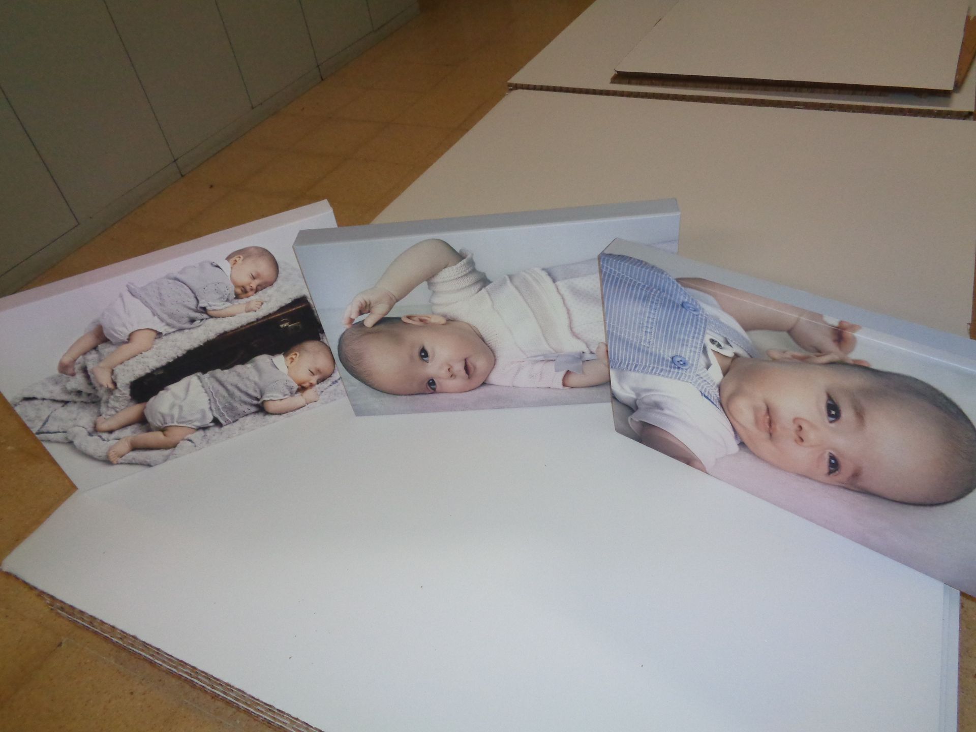 Tres fotografías de un bebé acostado en una mesa.