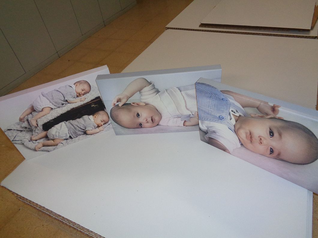 Tres fotografías de un bebé acostado en una mesa.