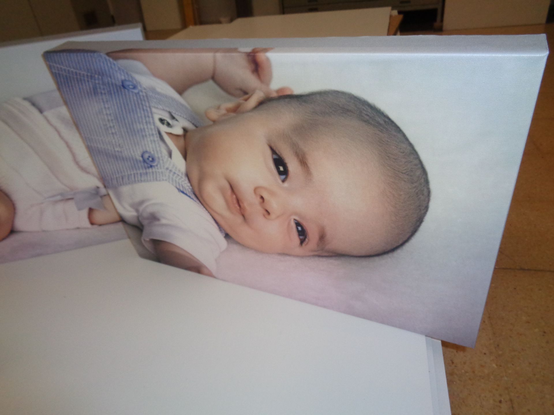 Una foto de un bebé acostado sobre una almohada