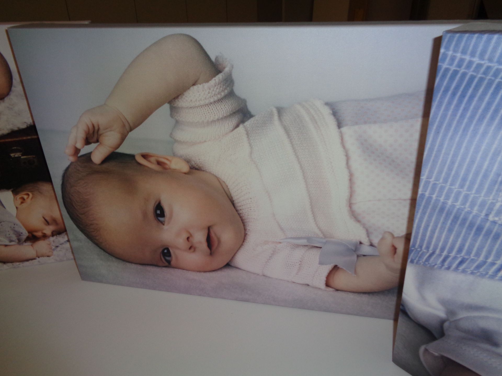 Una foto de un bebé acostado sobre una manta