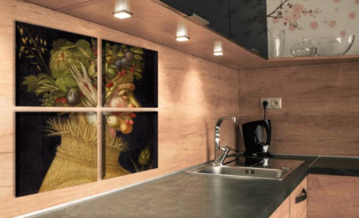 Una cocina con un fregadero y un cuadro en la pared.