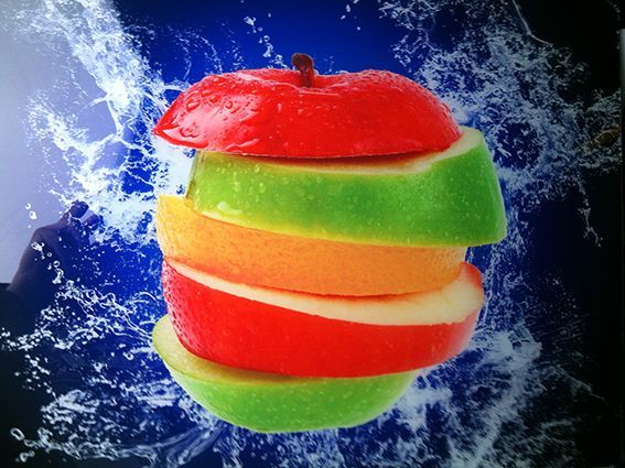 Las rodajas de manzana se apilan una encima de otra.