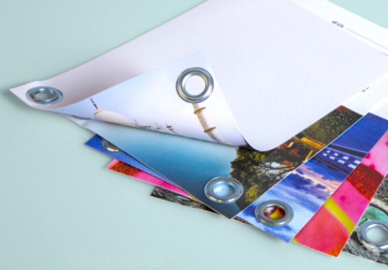 Un montón de hojas de papel con dibujos en ellas