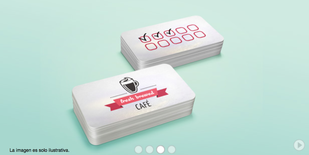 Dos tarjetas de presentación están apiladas una encima de otra sobre una superficie verde.