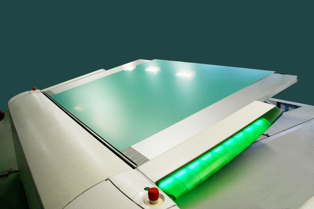 Una luz verde está en el costado de una máquina