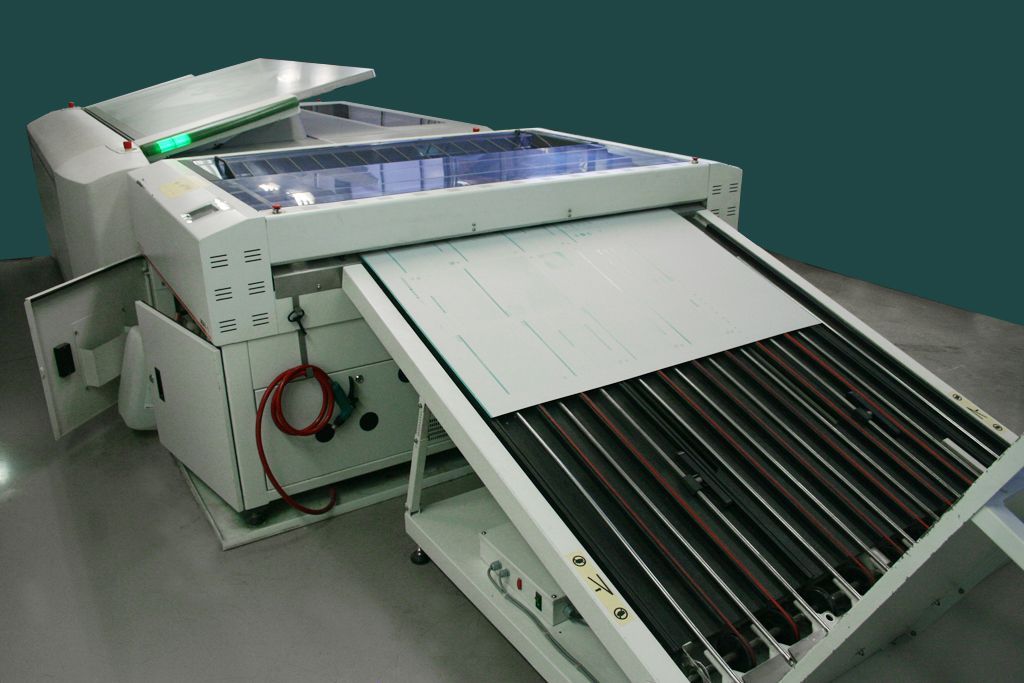 Una máquina con una luz verde en la parte superior