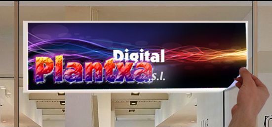 Una persona sostiene un cartel que dice digital planta sl