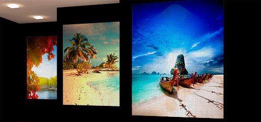 Tres cuadros de una playa están colgados en una pared.