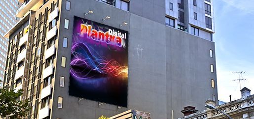 Una gran valla publicitaria está en el costado de un edificio.