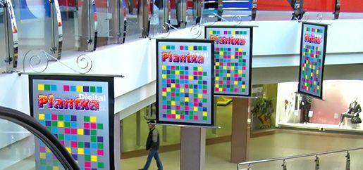 Un hombre está bajando por una escalera mecánica en un centro comercial.