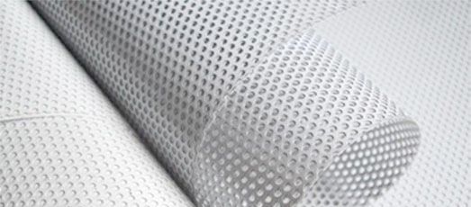 Un primer plano de un trozo de papel con agujeros.