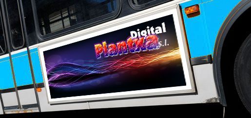 Un autobús con un gran cartel publicitario en el lateral.